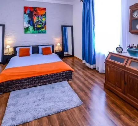 Atrium 22 *